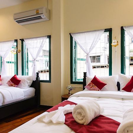 Srisomboon Hostel Trang Bagian luar foto