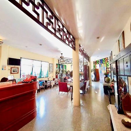 Srisomboon Hostel Trang Bagian luar foto