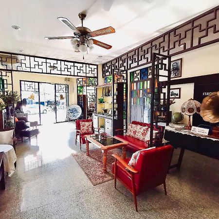 Srisomboon Hostel Trang Bagian luar foto