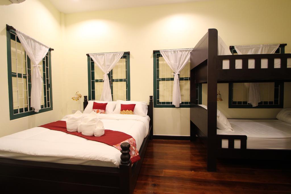 Srisomboon Hostel Trang Bagian luar foto