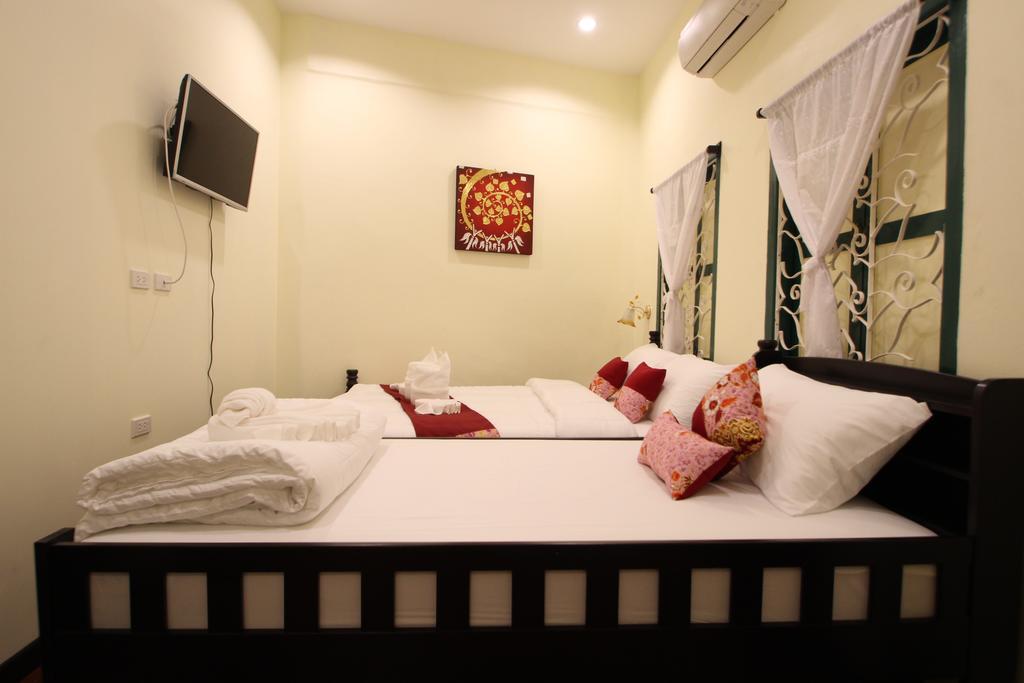Srisomboon Hostel Trang Bagian luar foto