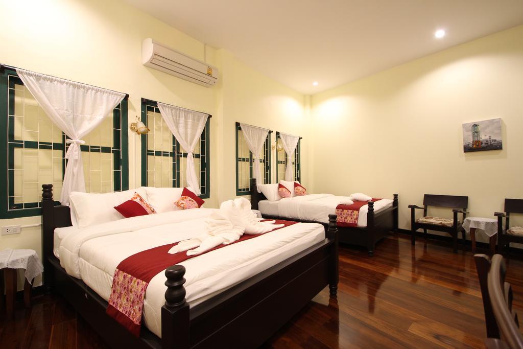Srisomboon Hostel Trang Bagian luar foto