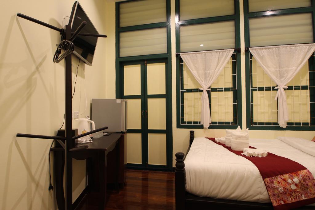 Srisomboon Hostel Trang Bagian luar foto