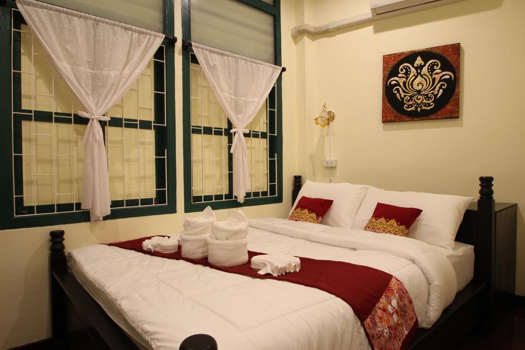 Srisomboon Hostel Trang Bagian luar foto