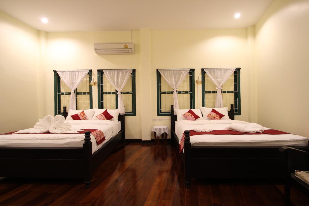 Srisomboon Hostel Trang Bagian luar foto