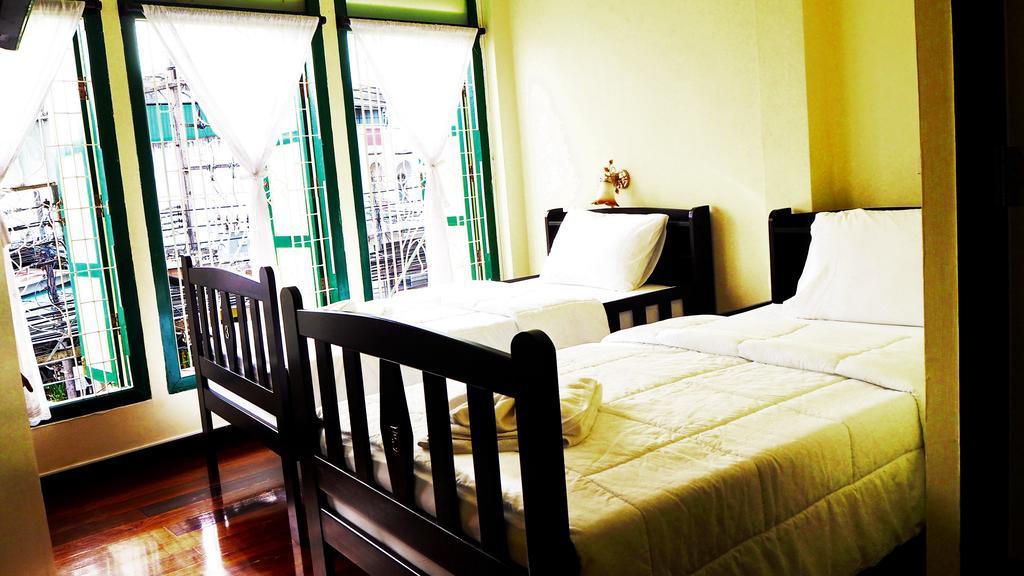 Srisomboon Hostel Trang Bagian luar foto