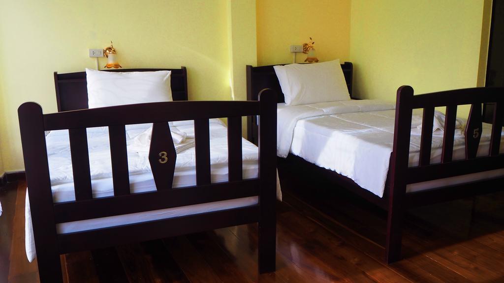Srisomboon Hostel Trang Bagian luar foto