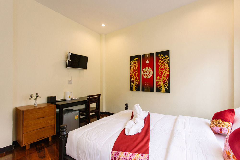 Srisomboon Hostel Trang Bagian luar foto