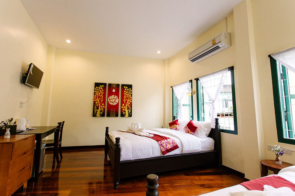 Srisomboon Hostel Trang Bagian luar foto