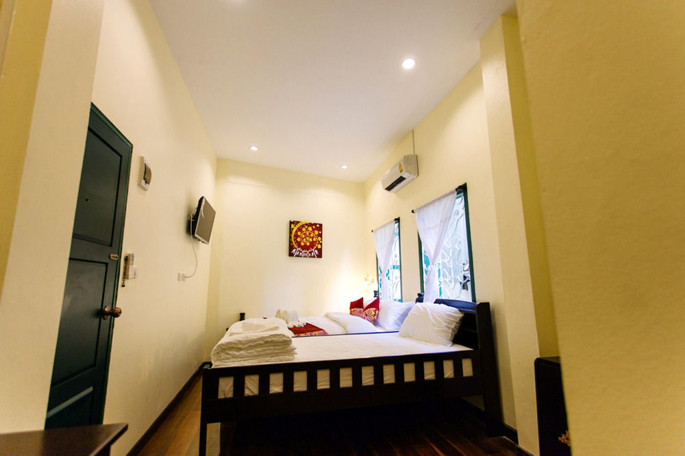 Srisomboon Hostel Trang Bagian luar foto