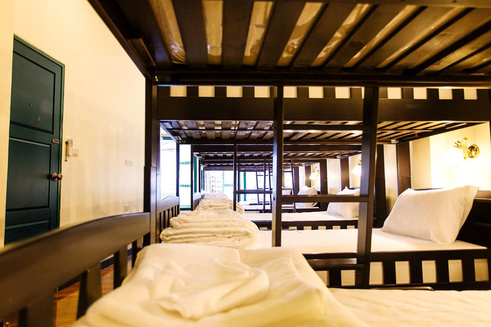 Srisomboon Hostel Trang Bagian luar foto