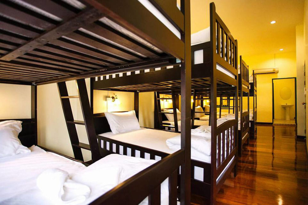 Srisomboon Hostel Trang Bagian luar foto