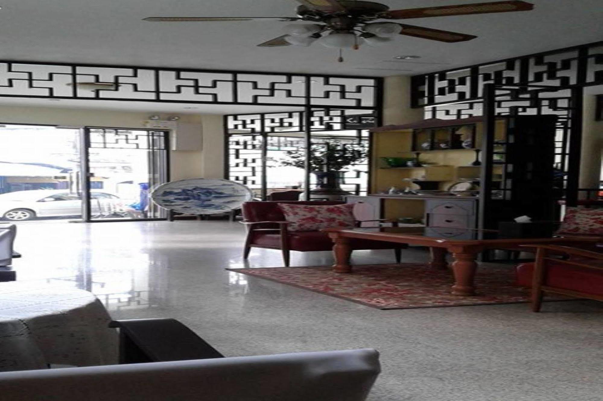 Srisomboon Hostel Trang Bagian luar foto