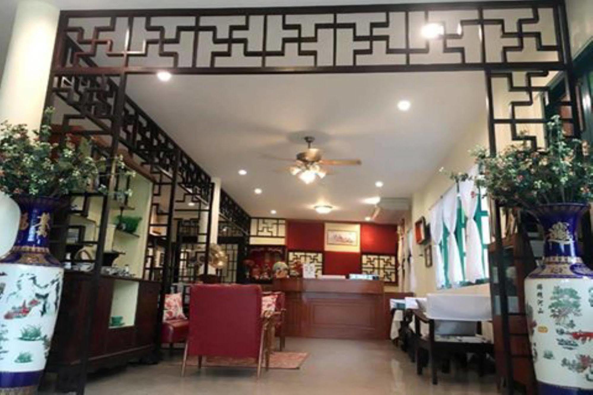 Srisomboon Hostel Trang Bagian luar foto