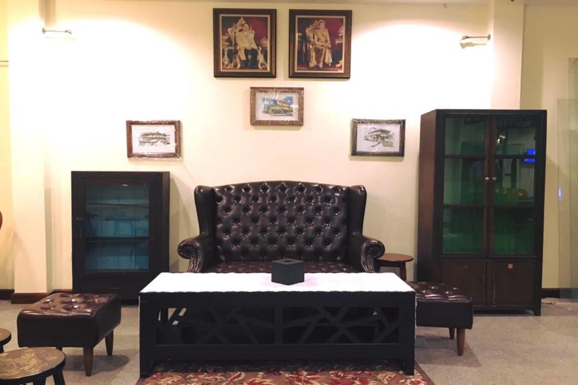 Srisomboon Hostel Trang Bagian luar foto
