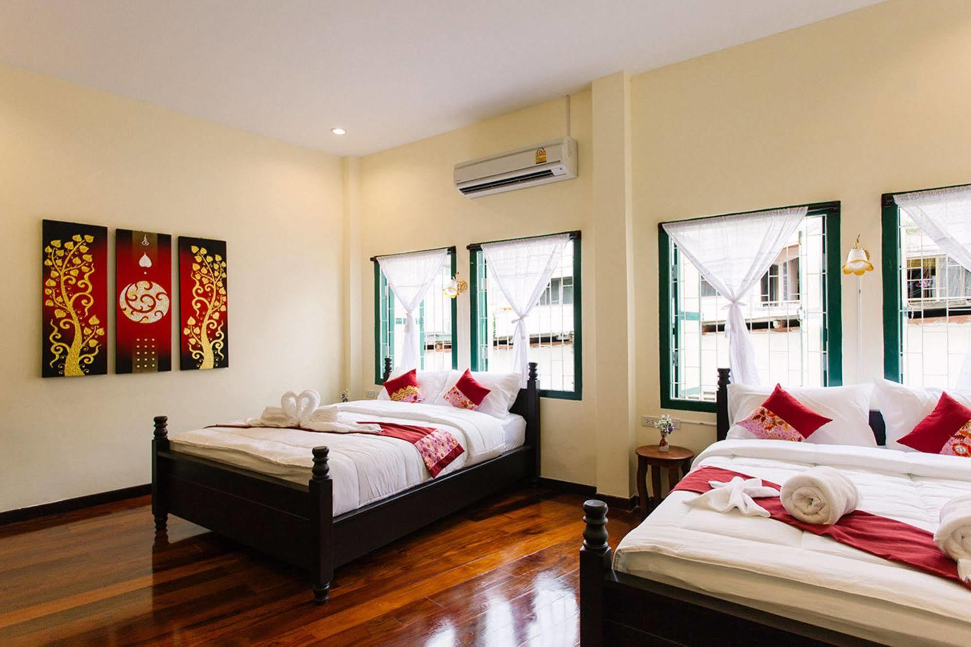 Srisomboon Hostel Trang Bagian luar foto