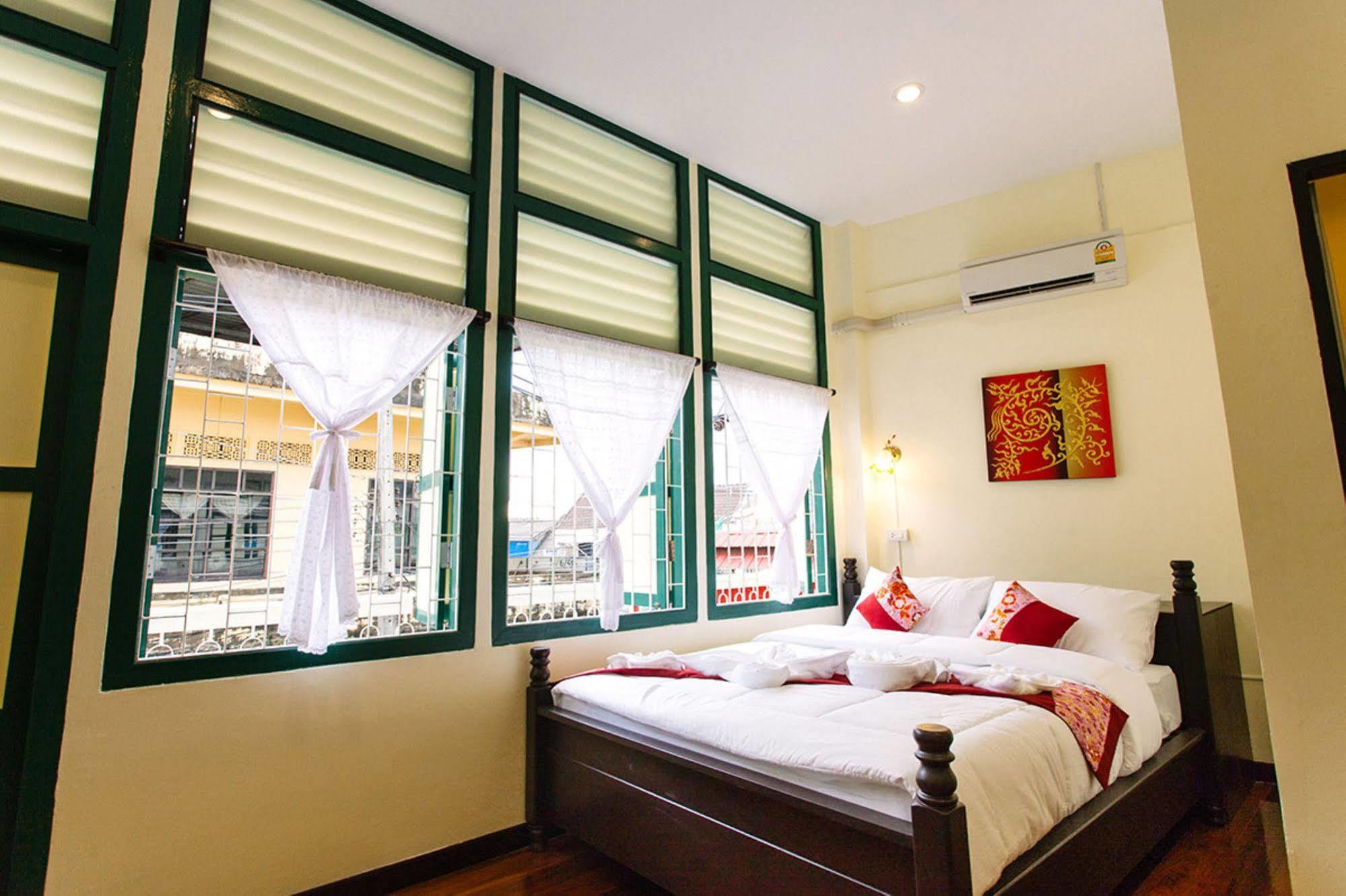 Srisomboon Hostel Trang Bagian luar foto