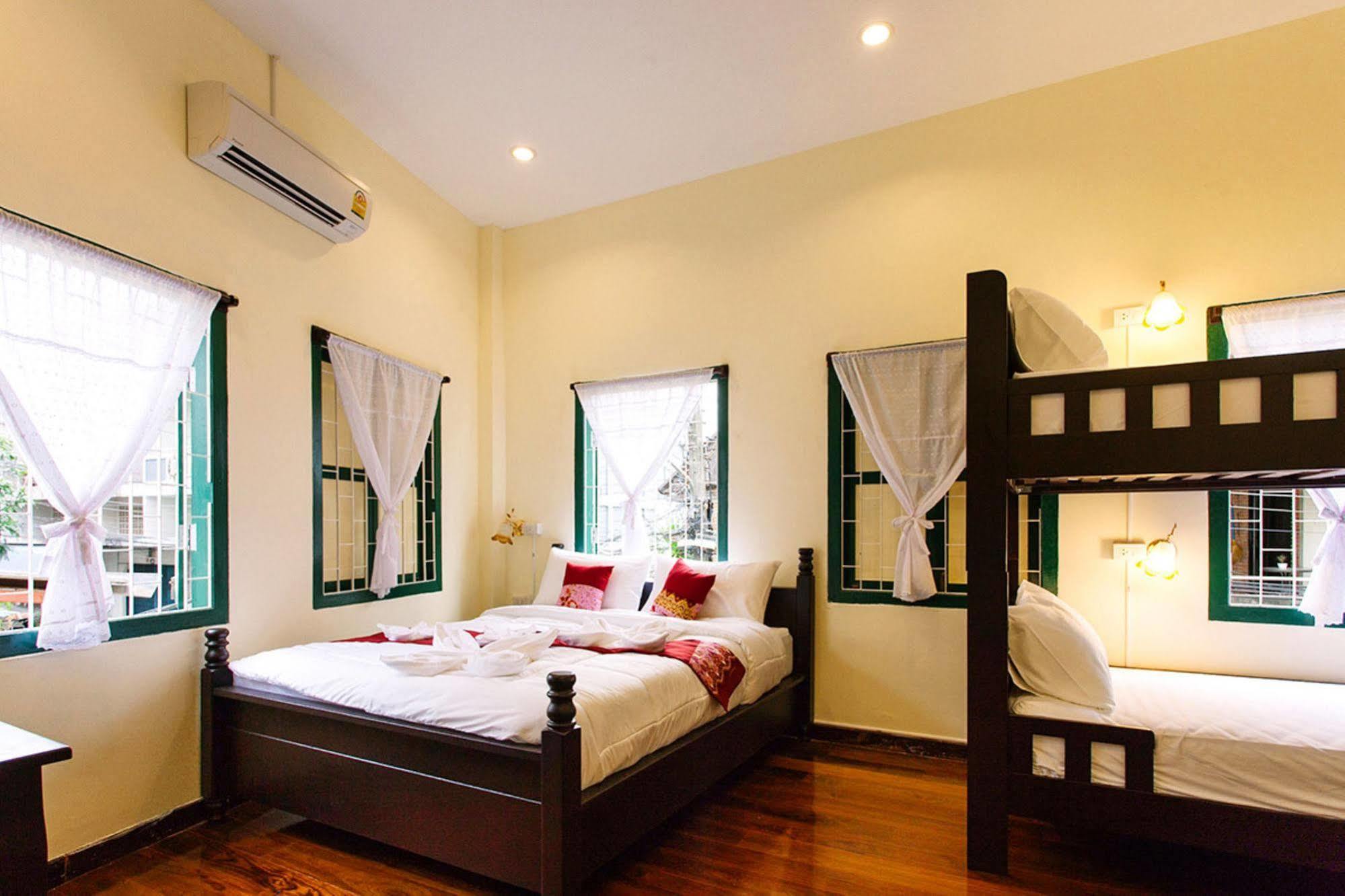 Srisomboon Hostel Trang Bagian luar foto