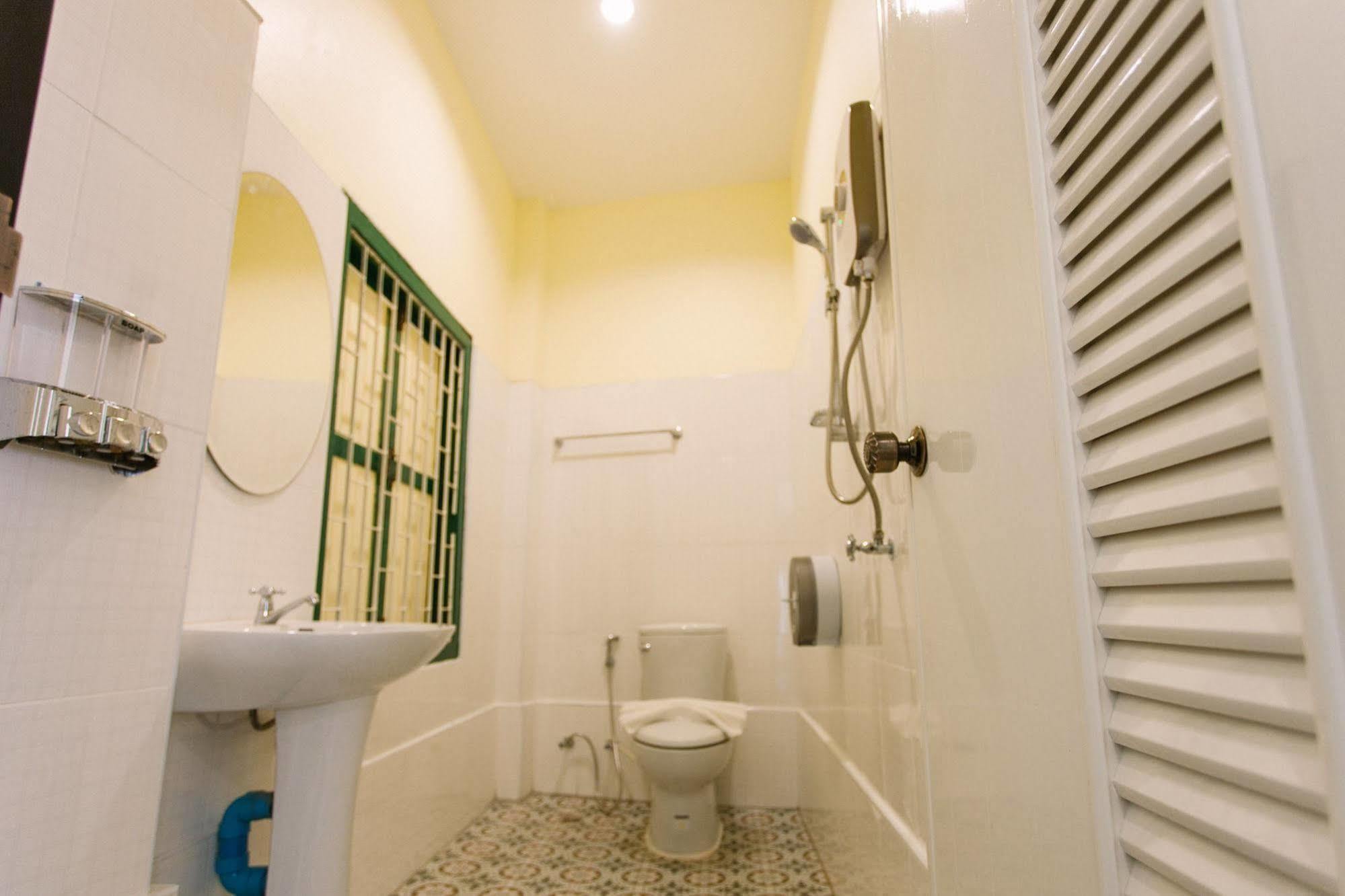 Srisomboon Hostel Trang Bagian luar foto