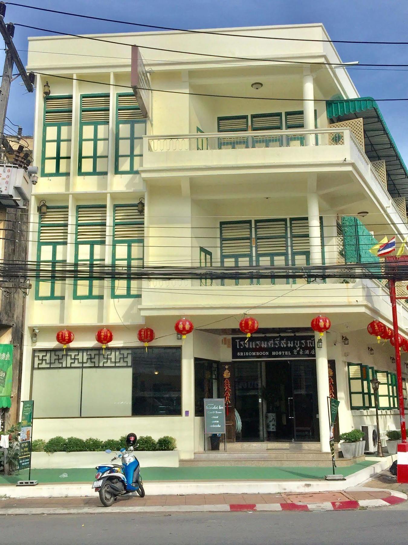 Srisomboon Hostel Trang Bagian luar foto