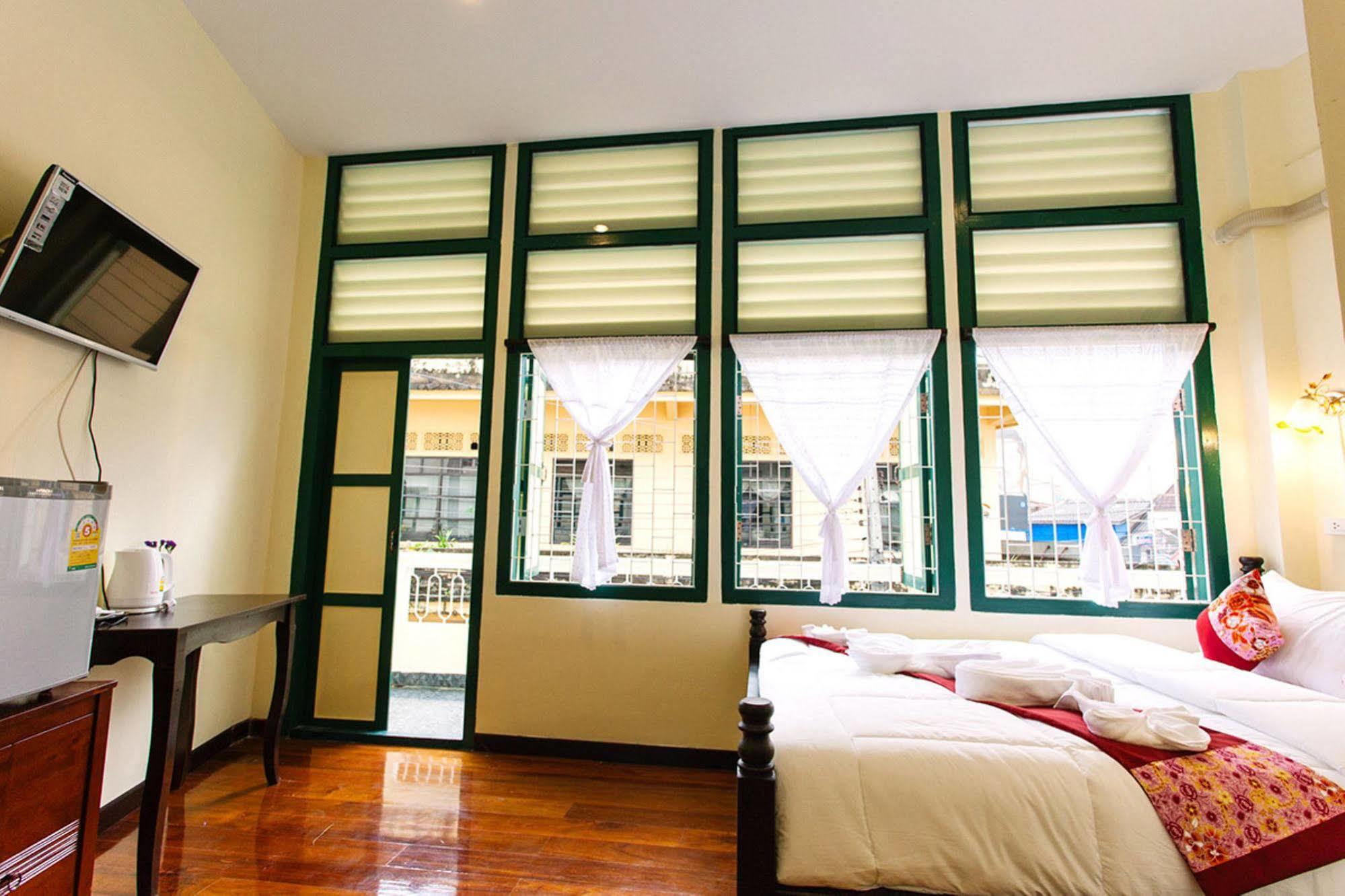 Srisomboon Hostel Trang Bagian luar foto