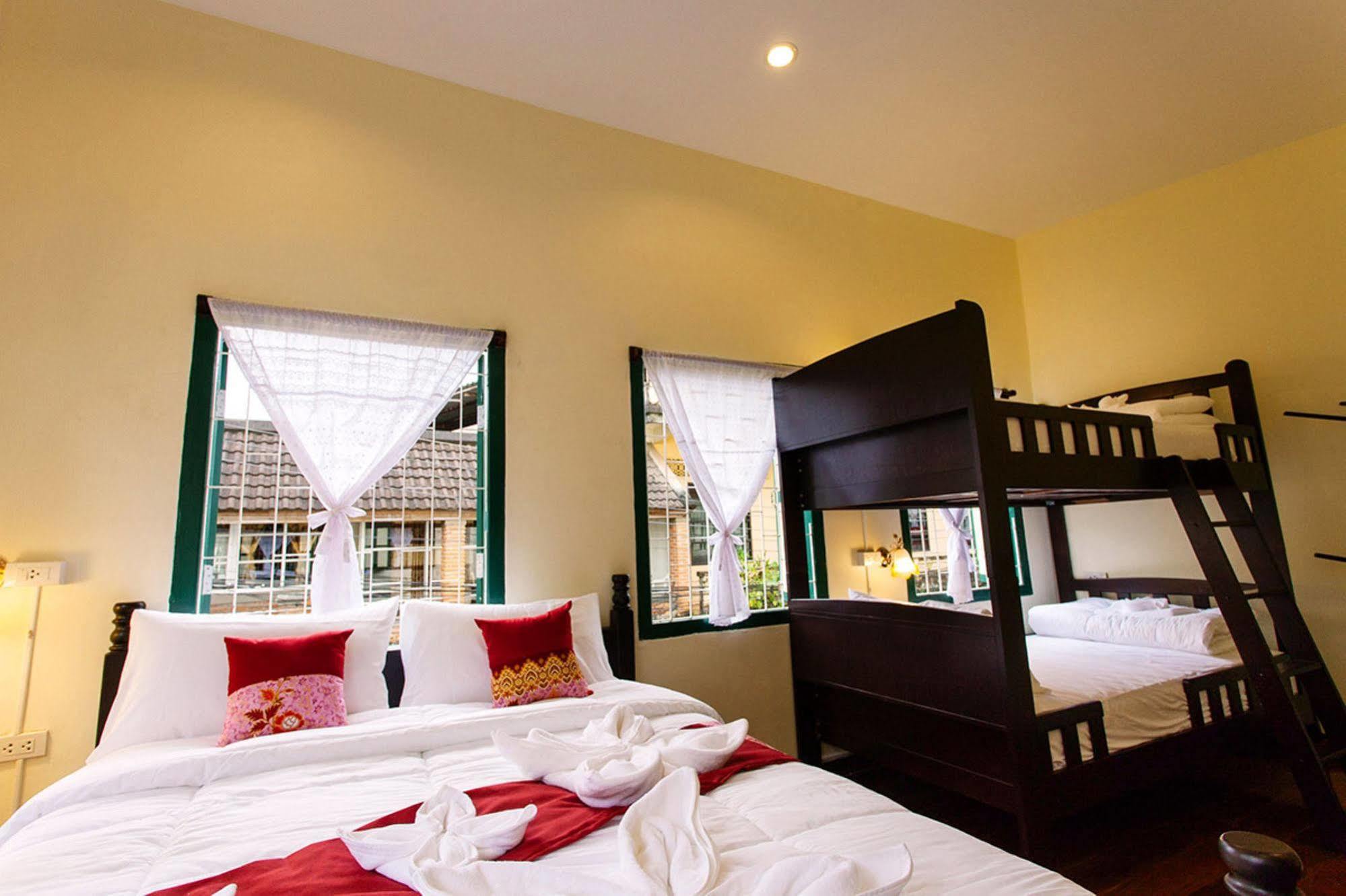 Srisomboon Hostel Trang Bagian luar foto