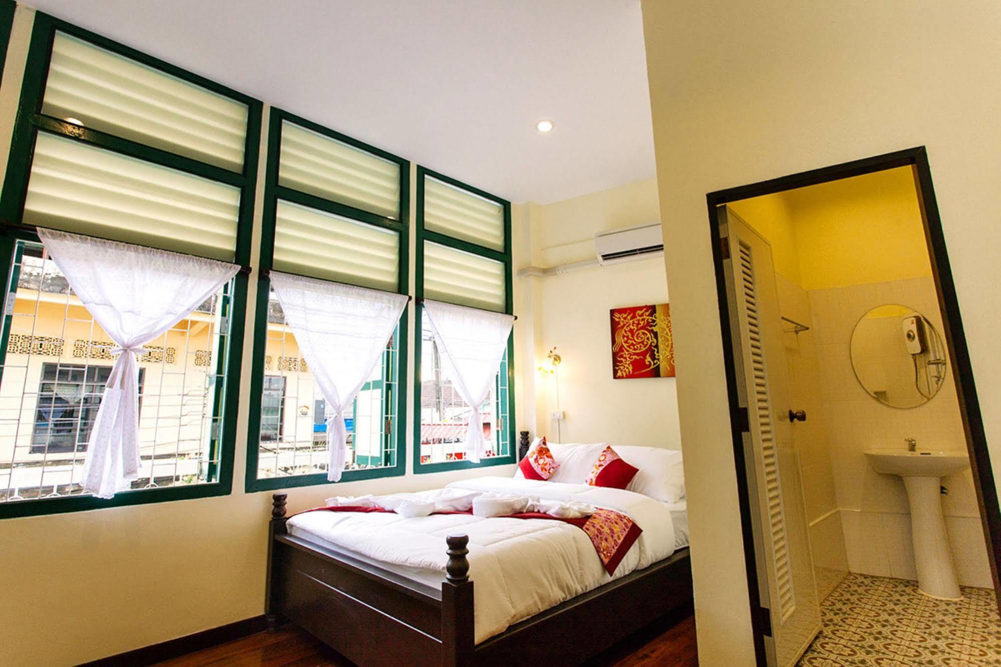 Srisomboon Hostel Trang Bagian luar foto