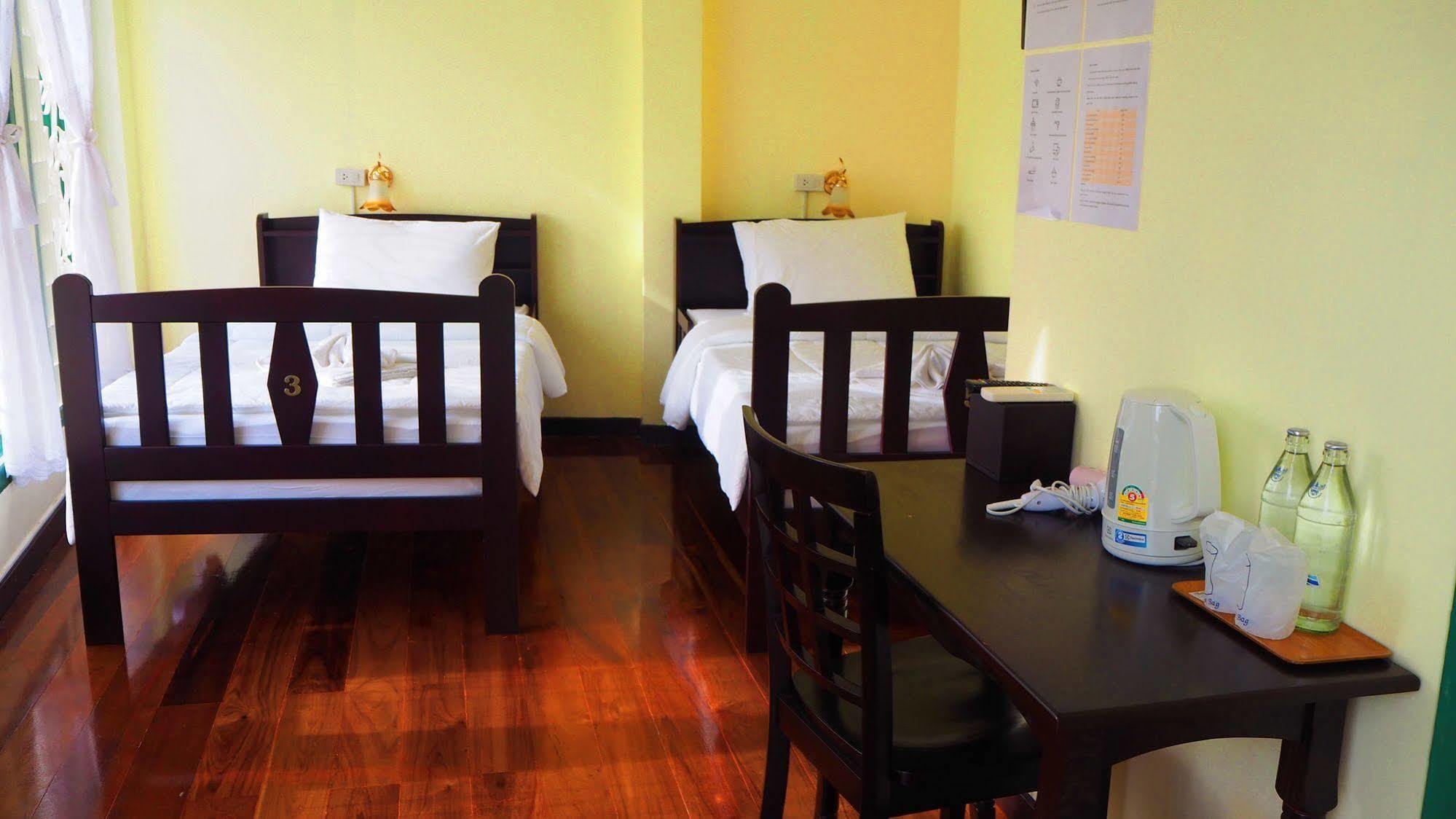 Srisomboon Hostel Trang Bagian luar foto