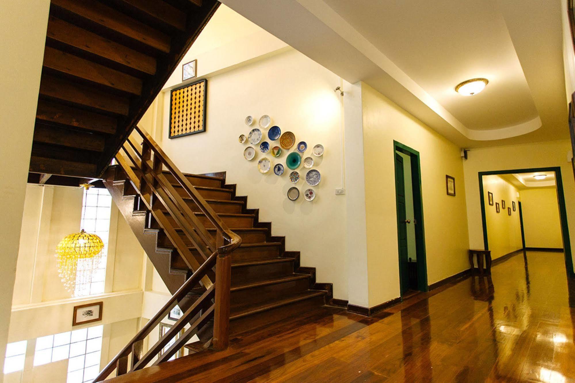 Srisomboon Hostel Trang Bagian luar foto