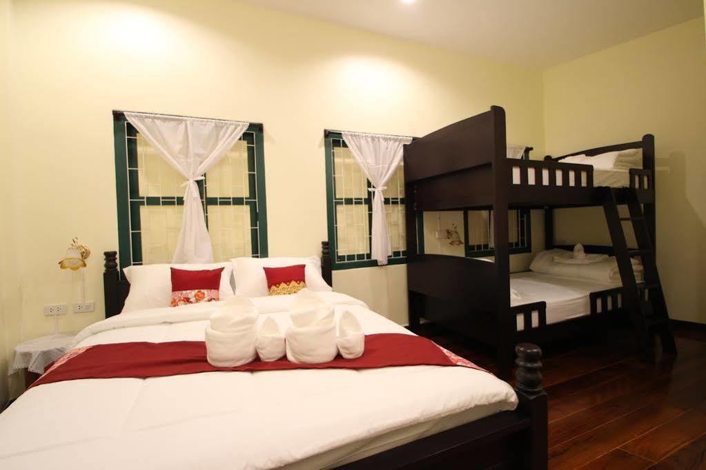 Srisomboon Hostel Trang Bagian luar foto