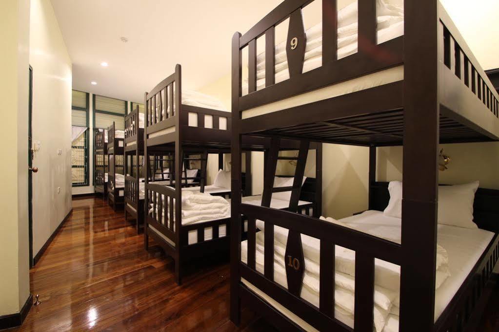Srisomboon Hostel Trang Bagian luar foto