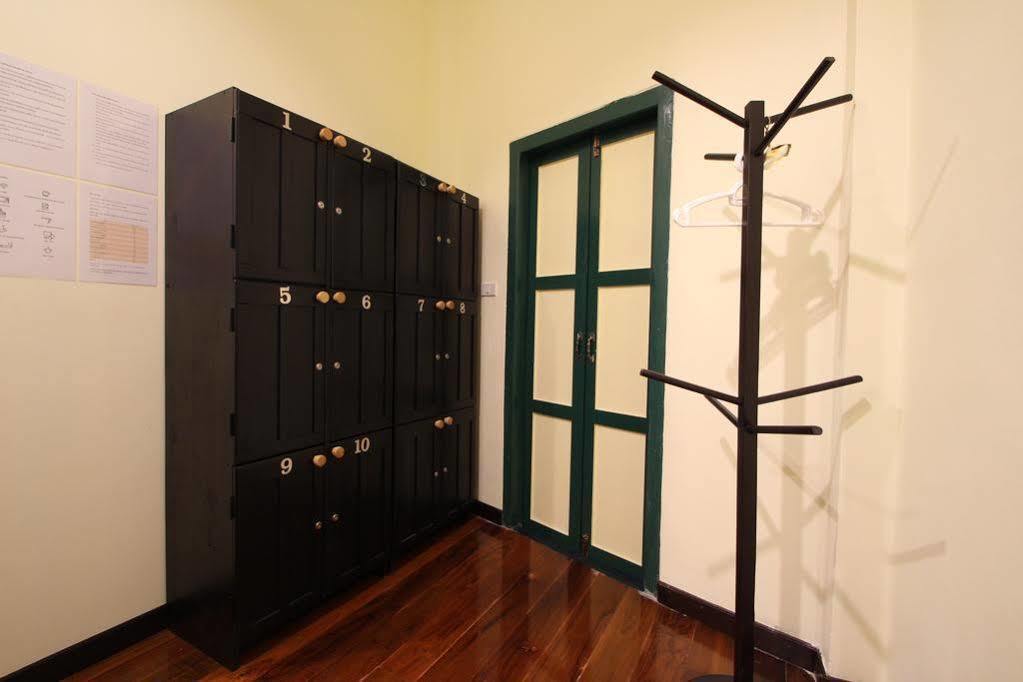 Srisomboon Hostel Trang Bagian luar foto