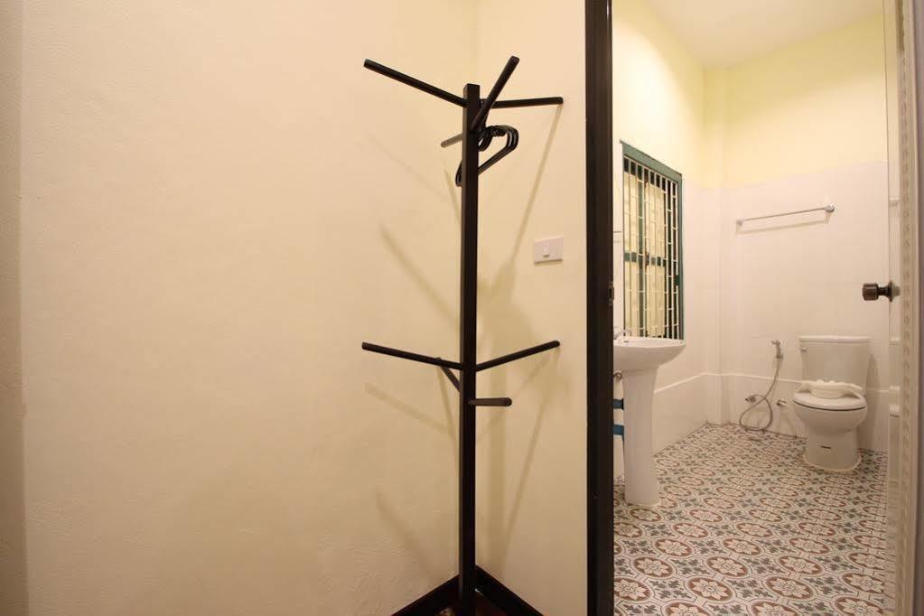 Srisomboon Hostel Trang Bagian luar foto