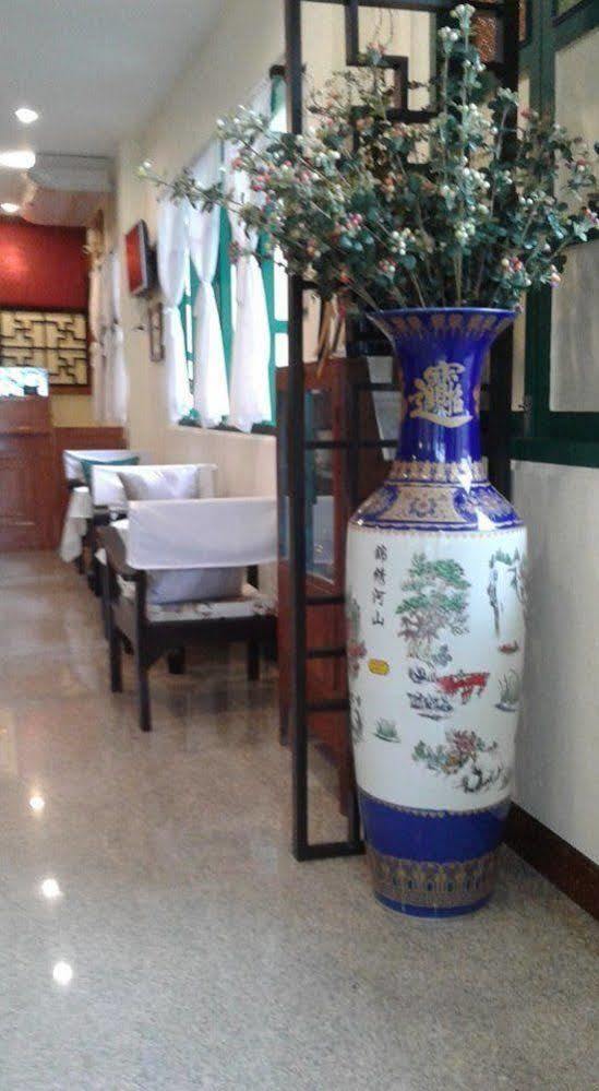Srisomboon Hostel Trang Bagian luar foto