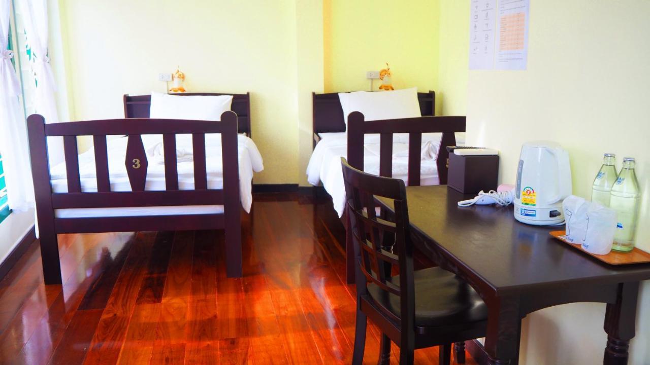 Srisomboon Hostel Trang Bagian luar foto