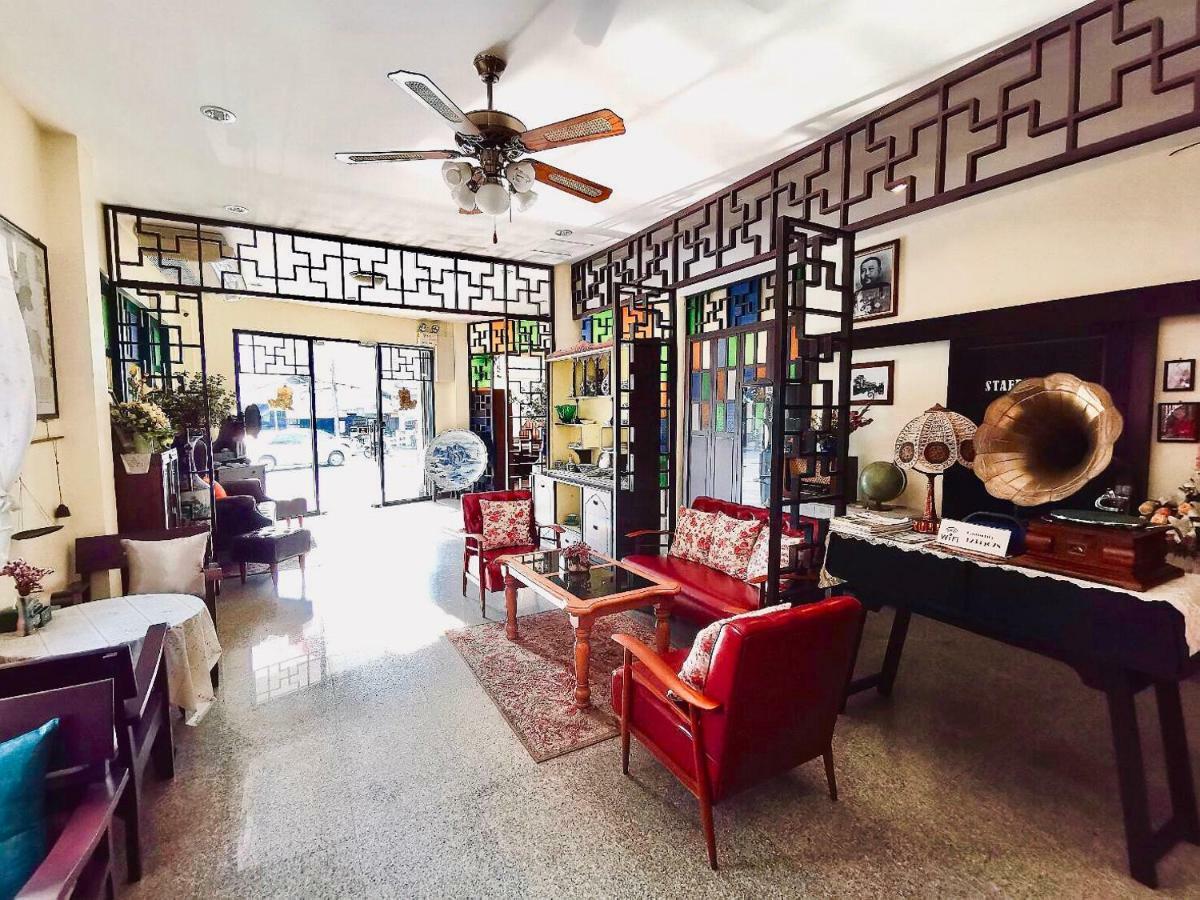 Srisomboon Hostel Trang Bagian luar foto