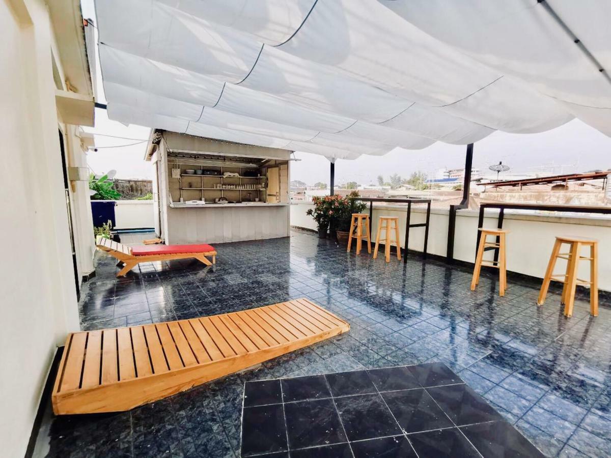 Srisomboon Hostel Trang Bagian luar foto